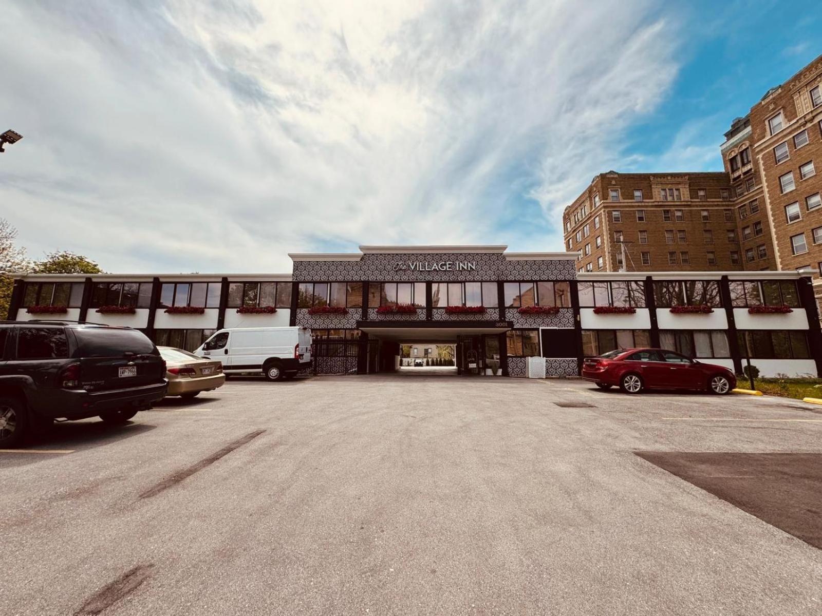The Village Inn Hotel Milwaukee Exterior photo