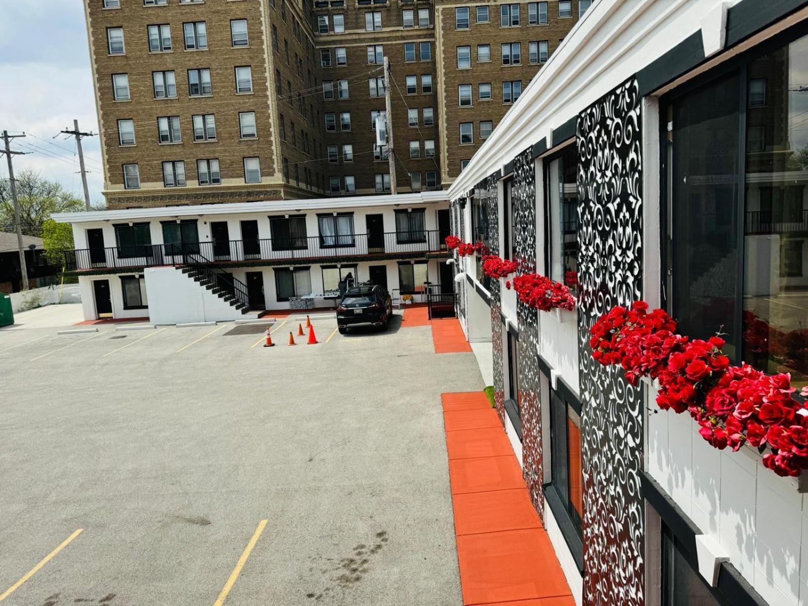 The Village Inn Hotel Milwaukee Exterior photo