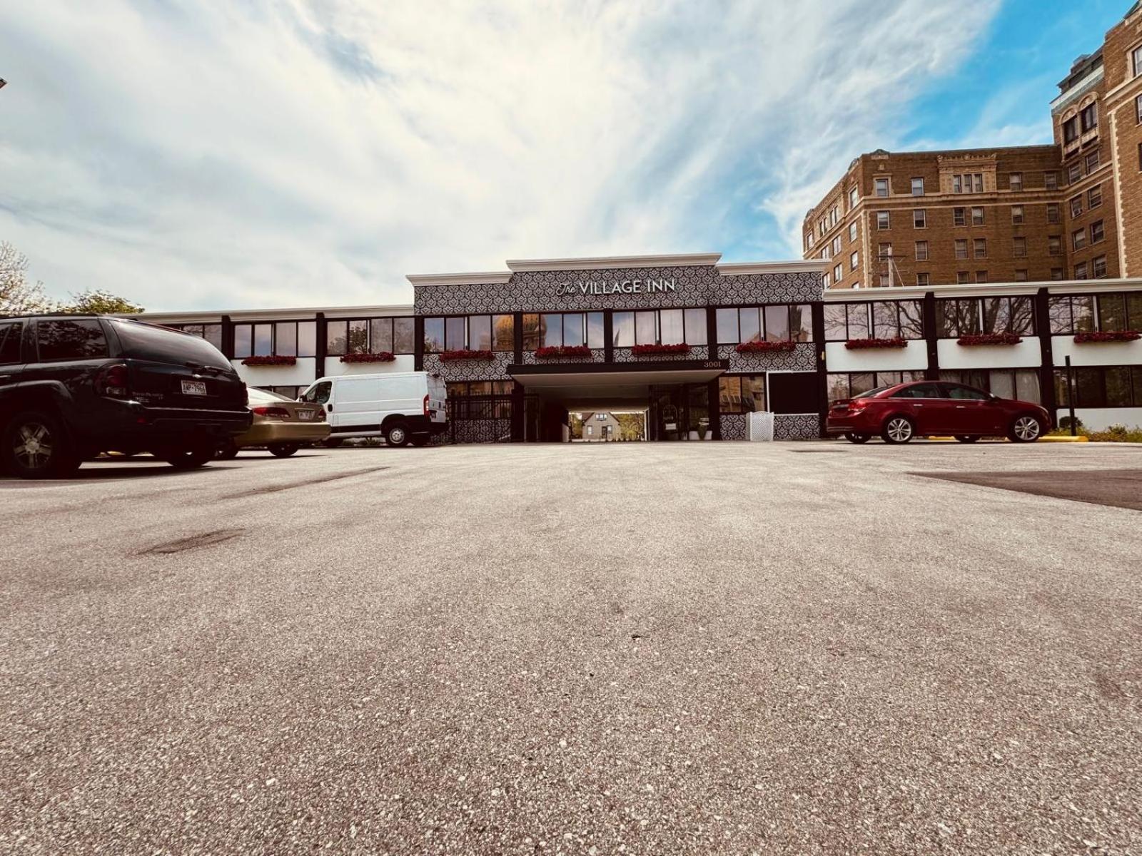 The Village Inn Hotel Milwaukee Exterior photo